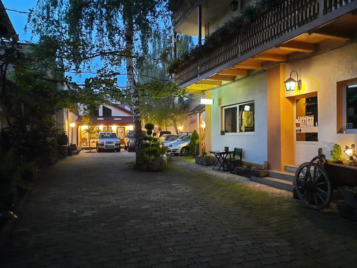 Bed and Breakfast Korona Panzio Одорхею-Секуйеск Экстерьер фото