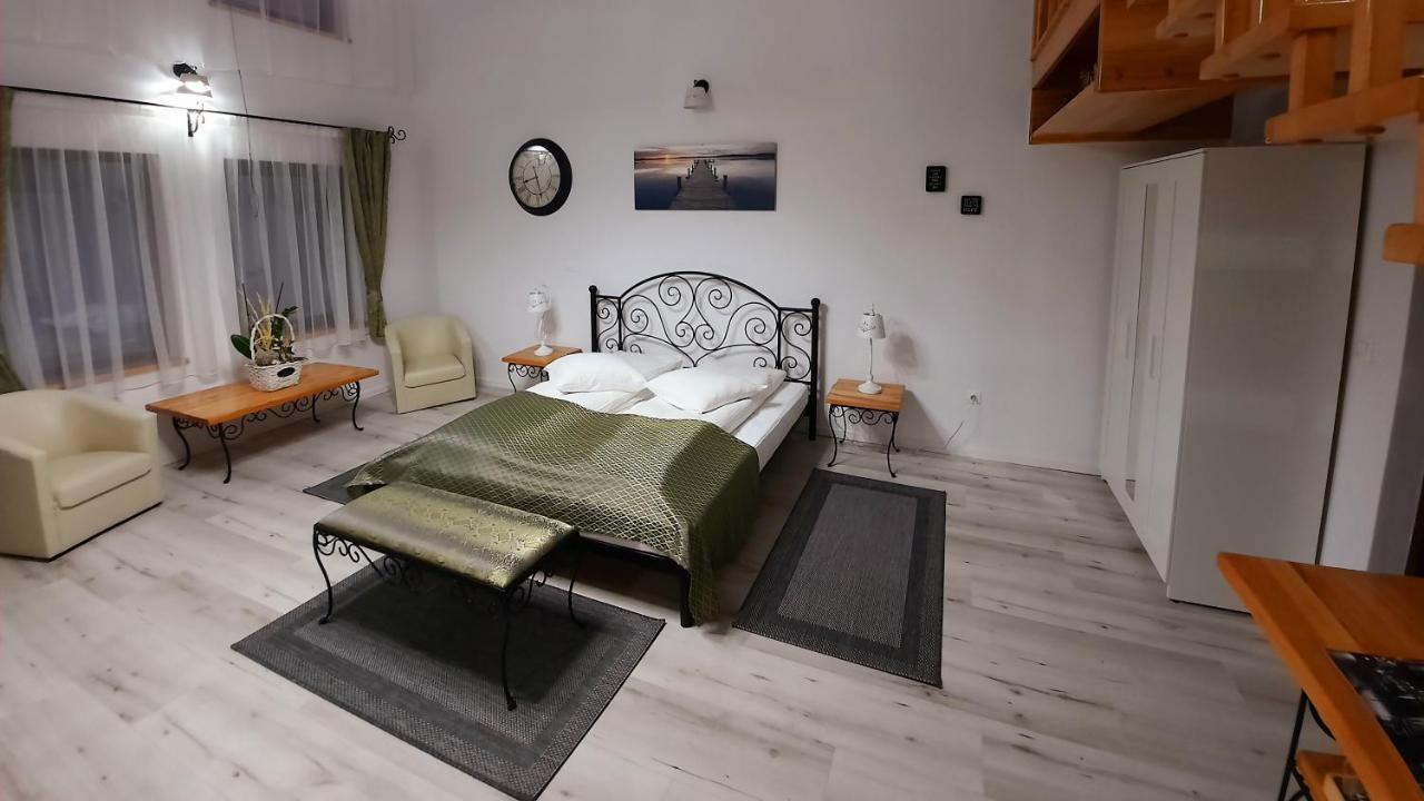 Bed and Breakfast Korona Panzio Одорхею-Секуйеск Экстерьер фото