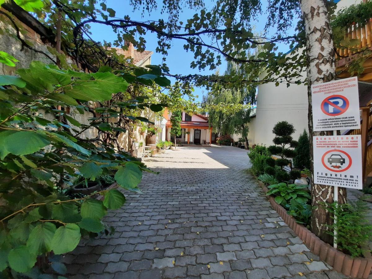 Bed and Breakfast Korona Panzio Одорхею-Секуйеск Экстерьер фото