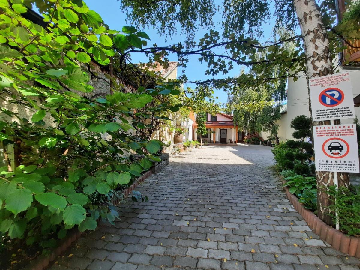Bed and Breakfast Korona Panzio Одорхею-Секуйеск Экстерьер фото