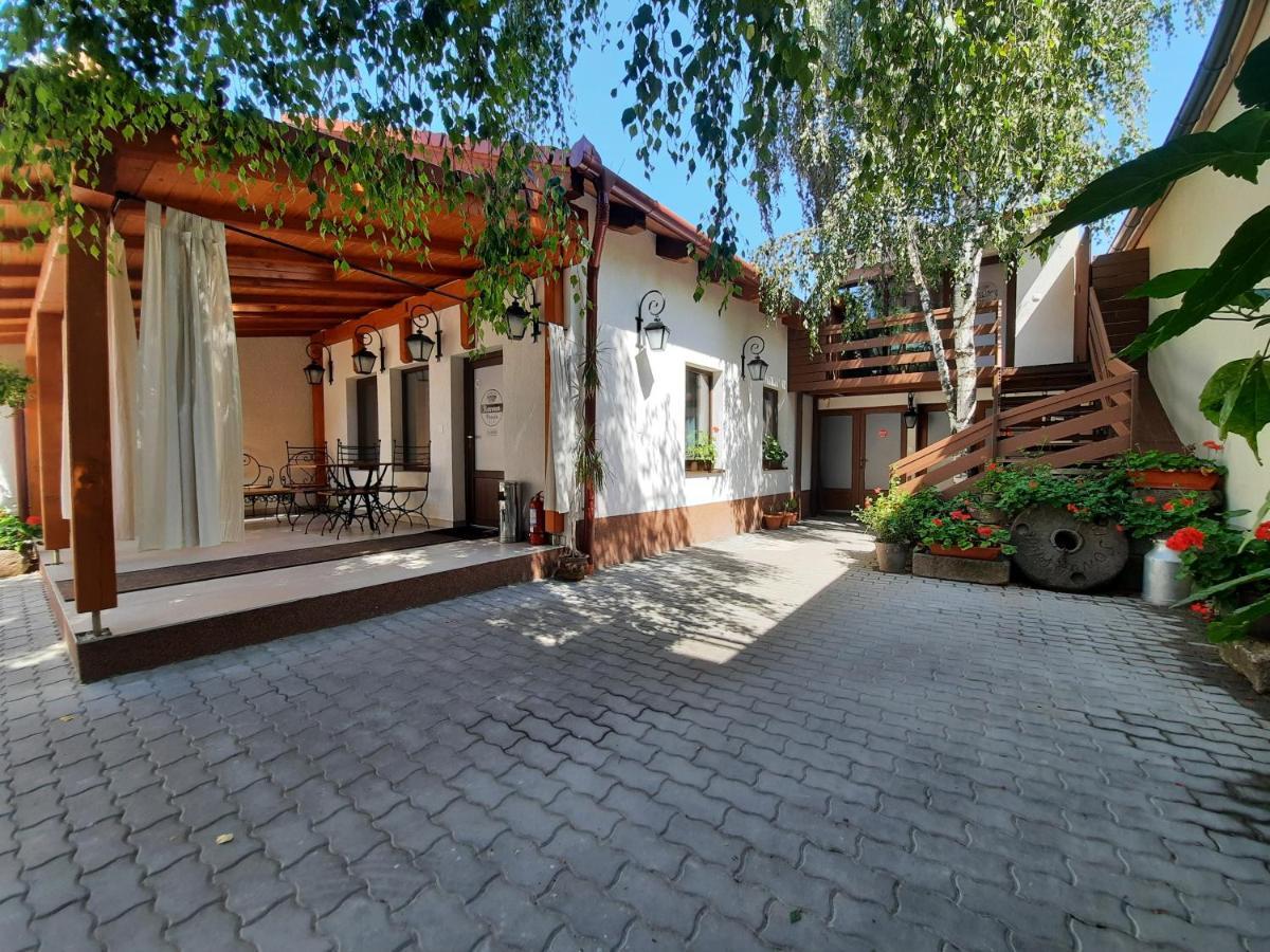 Bed and Breakfast Korona Panzio Одорхею-Секуйеск Экстерьер фото