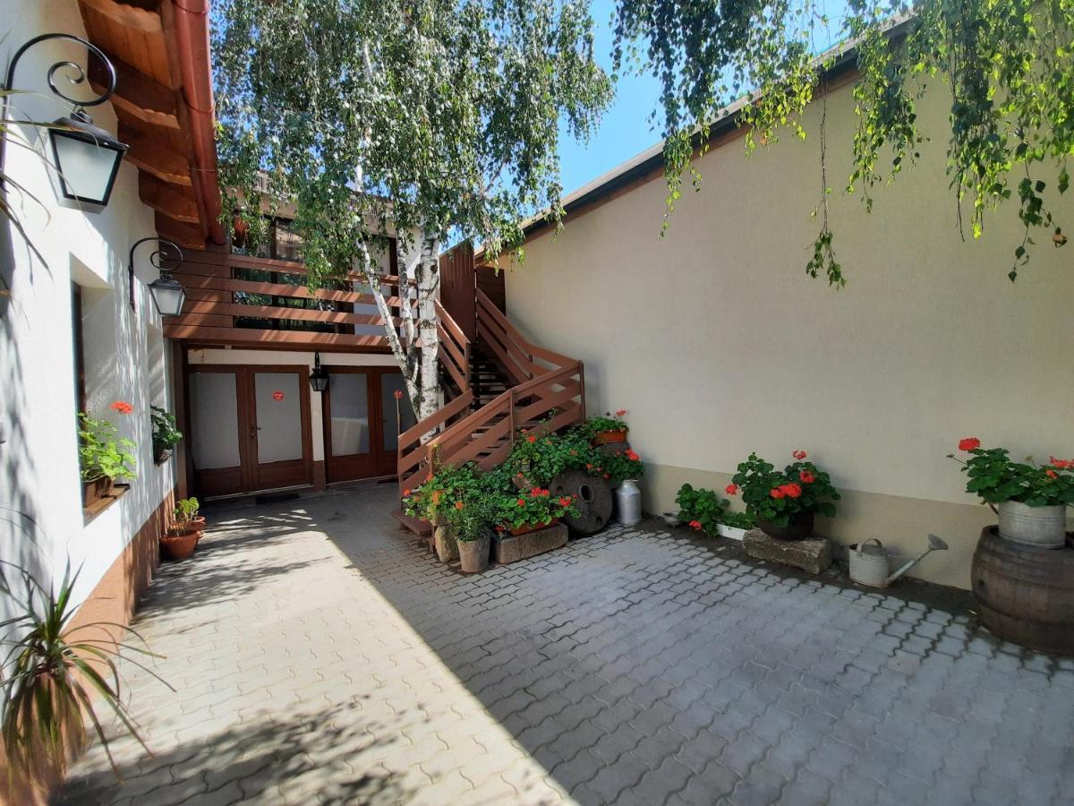 Bed and Breakfast Korona Panzio Одорхею-Секуйеск Экстерьер фото