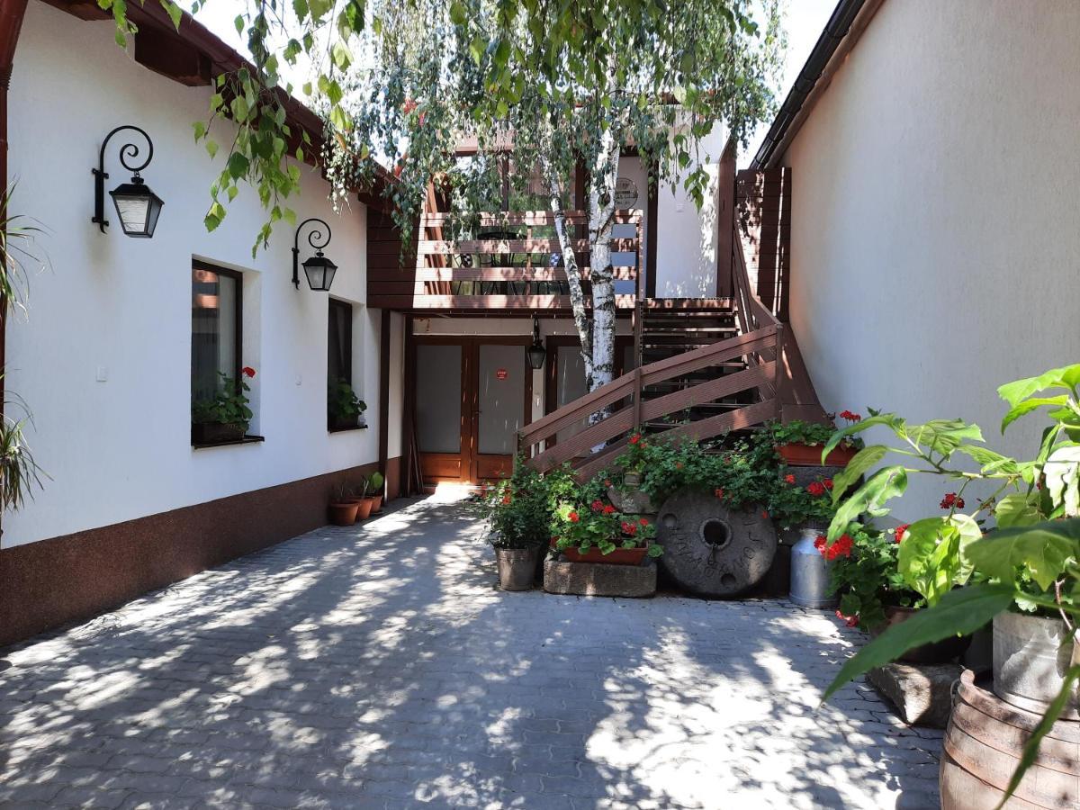 Bed and Breakfast Korona Panzio Одорхею-Секуйеск Экстерьер фото
