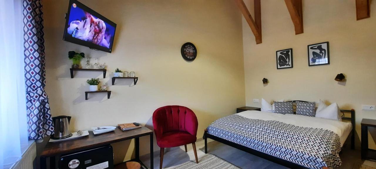 Bed and Breakfast Korona Panzio Одорхею-Секуйеск Экстерьер фото