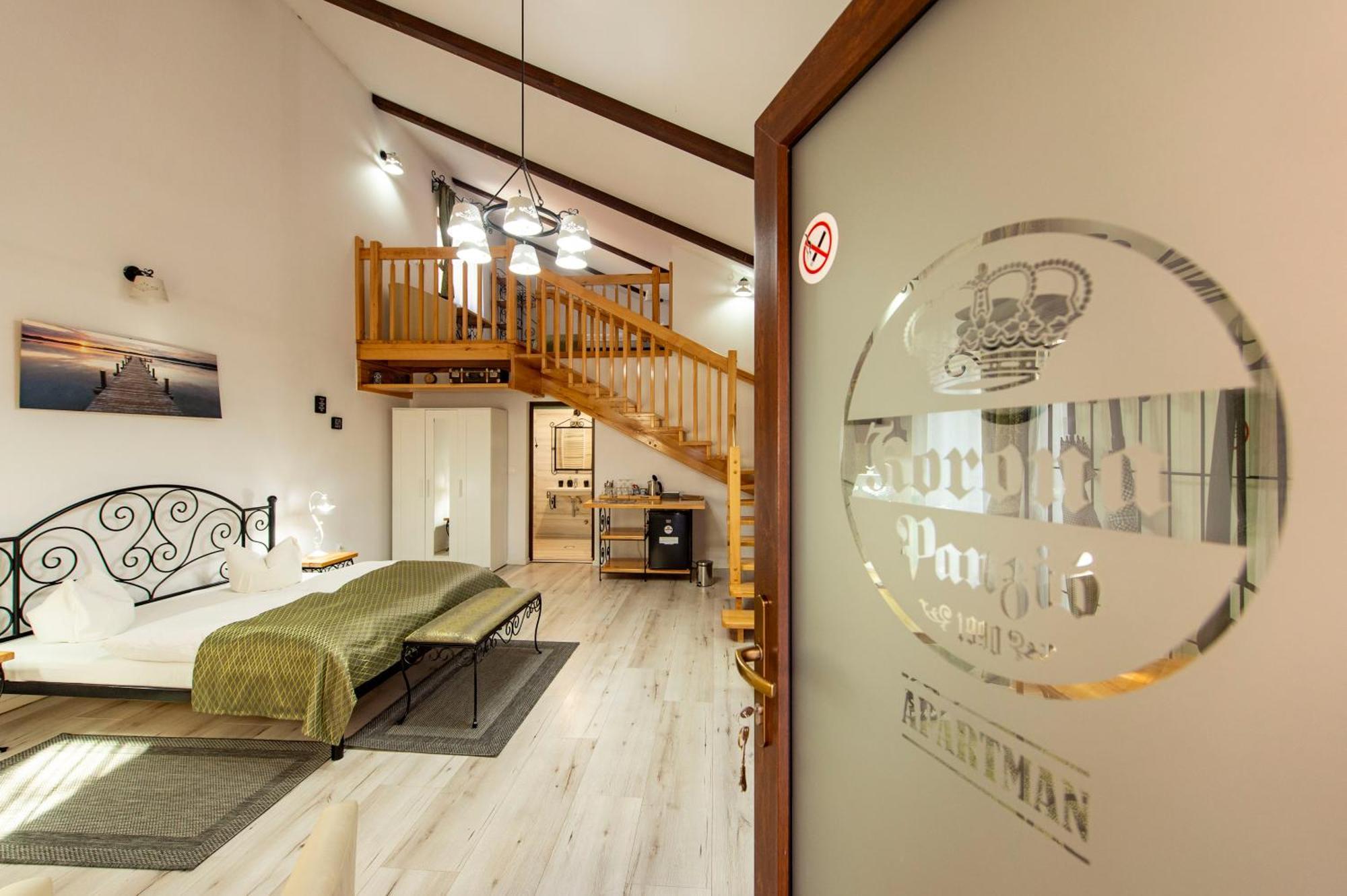 Bed and Breakfast Korona Panzio Одорхею-Секуйеск Экстерьер фото